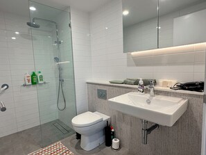 Bruser, hårtørrer, håndklæder, Sæbe