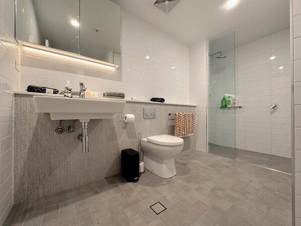 Bruser, hårtørrer, håndklæder, Sæbe