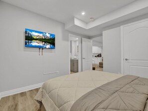 2 bedrooms, iron/ironing board, travel crib, WiFi - 2BR Basement Suite with Fireplace & Central A/C (Hamilton)