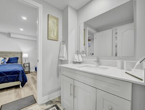 Hårføner, bidé, håndklær og såpe