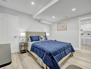 2 bedrooms, iron/ironing board, travel cot, WiFi - 2BR Basement Suite with Fireplace & Central A/C (Hamilton)