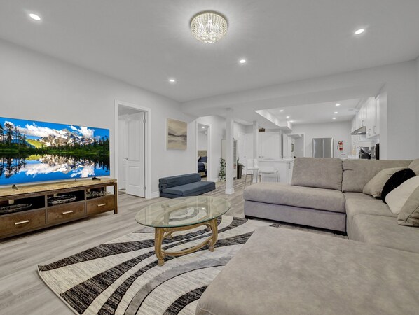 Smart TV, fireplace