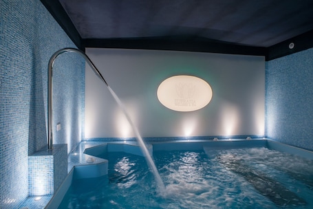 Sauna, hot tub, steam room, Turkish bath/hammam, body treatments. Borgo Ospitale