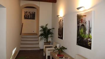 Comfort-Dreibettzimmer, Nichtraucher | Zimmersafe, Schreibtisch, laptopgeeigneter Arbeitsplatz