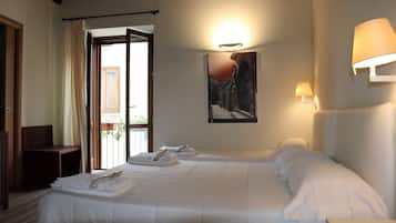 Chambre Triple Confort, non-fumeurs | Coffres-forts dans les chambres, bureau