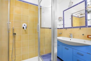 Douche, sèche-cheveux, bidet, serviettes fournies