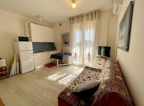 Studio, Mehrere Schlafzimmer, Balkon, Meerblick | Wohnzimmer