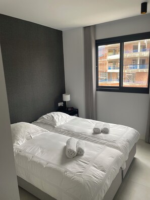 3 chambres, coffres-forts dans les chambres, fer et planche à repasser