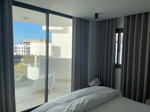 3 makuuhuonetta, tallelokero huoneessa, silitysrauta/-lauta