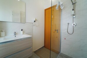 Shower, hair dryer, bidet, towels - Rivabella hotels (Satriano)