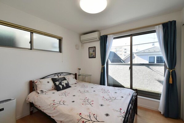 4 bedrooms, desk, iron/ironing board, free WiFi