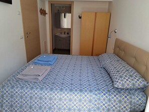 2 bedrooms, desk, iron/ironing board, travel crib - MARIO'S HOUSE, near to VARENNA (Perledo)