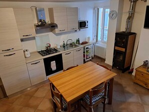 Fridge, microwave, oven, stovetop - MARIO'S HOUSE, near to VARENNA (Perledo)