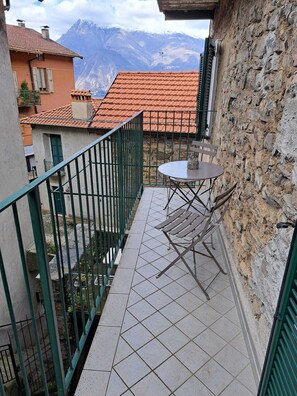 Outdoor dining - MARIO'S HOUSE, near to VARENNA (Perledo)