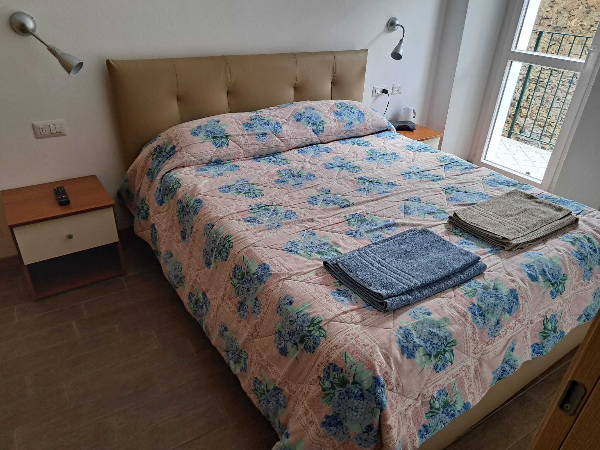 2 Schlafzimmer, Schreibtisch, Bügeleisen/Bügelbrett, Reisekinderbett