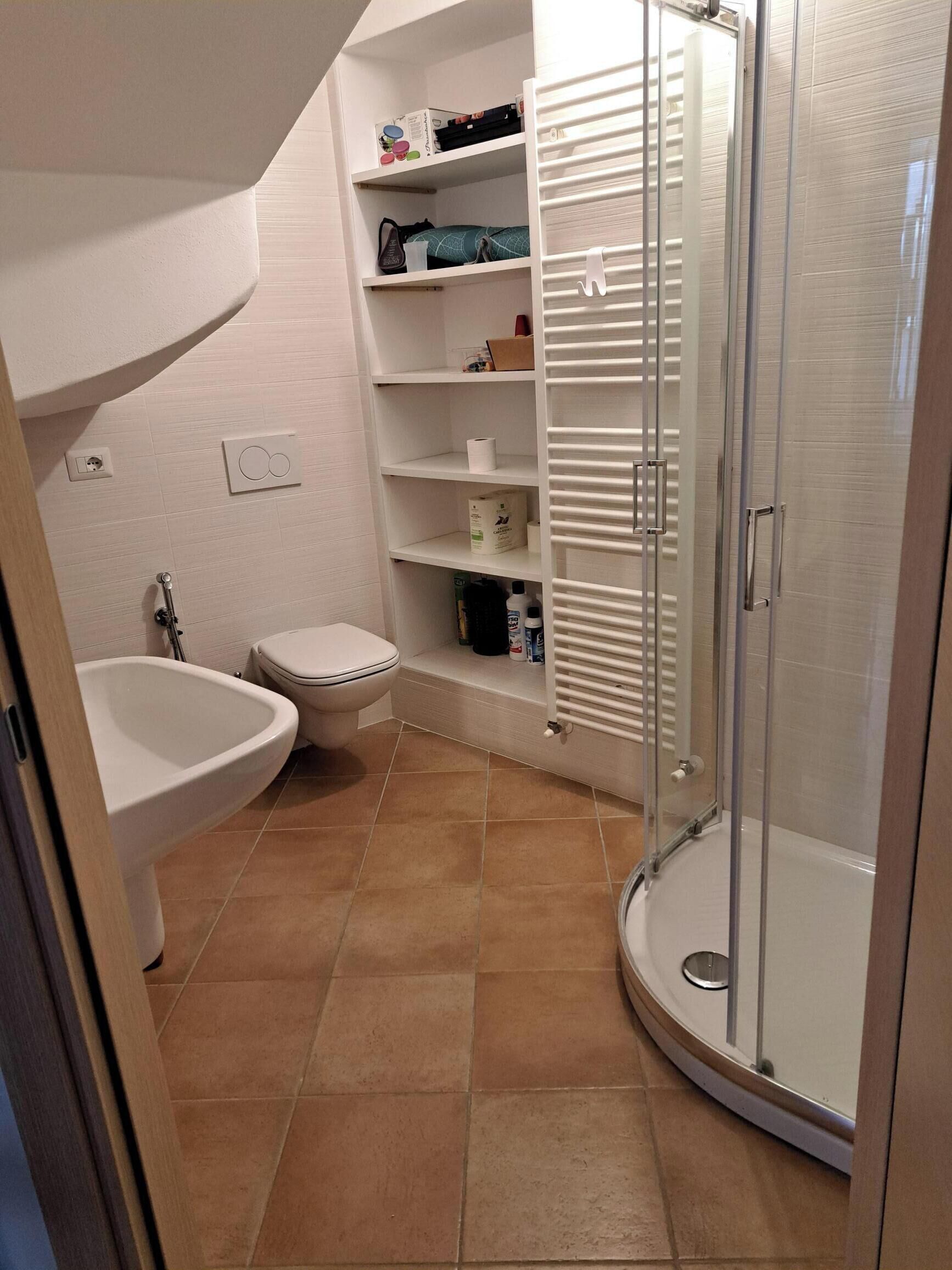 Sèche-cheveux, bidet, serviettes fournies, savon