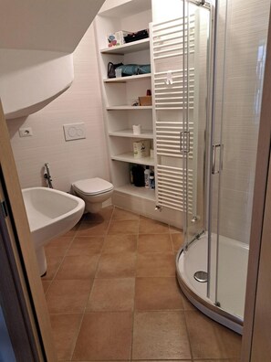 Asciugacapelli, bidet, asciugamani, sapone