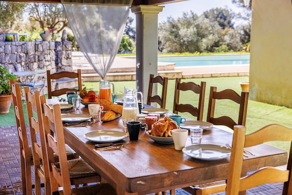 Outdoor dining