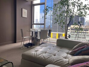 Books - Luxurious Melbourne Apartment With City Views (Melbourne)