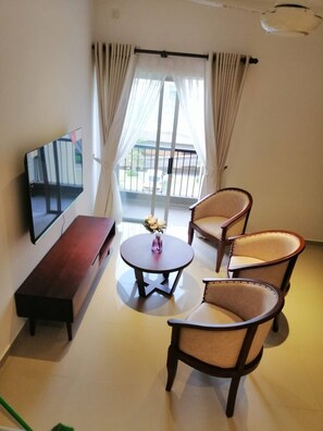 Leilighet, 3 soverom, tilgjengelighetstilpasset, røyk | Oppholdsrom | Flatskjerm-TV