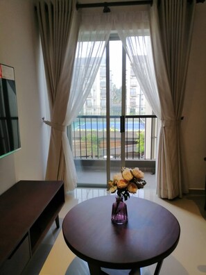 Appartement, 3 slaapkamers, toegankelijk voor mindervaliden, roken | Woonkamer | Flatscreentelevisie