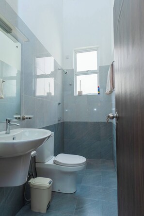 House, 2 Bedrooms, Accessible, Smoking | Bathroom | Bathrobes - Green Retreat 2BR Hideout (Polgasowita)