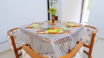 House, 2 Bedrooms, Accessible, Smoking | Dining