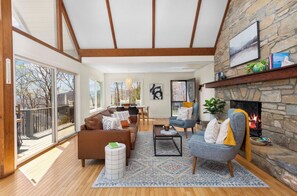 Televisión y chimenea 