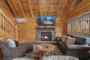 Smart TV, fireplace - Breathtaking Views, Hot Tub Resort Pool, Pool Table + Free Tickets! Gas Grill (Pigeon Forge)