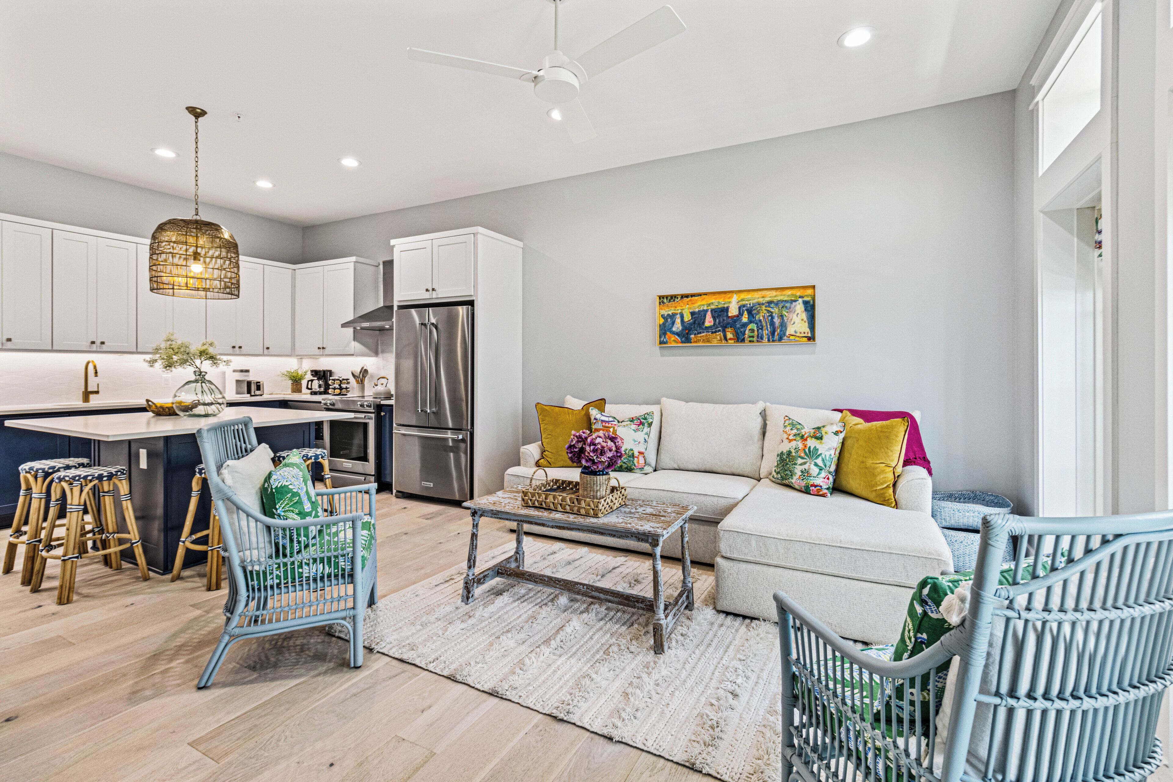 Smart-tv, dvd-afspiller, bøger, videobibliotek