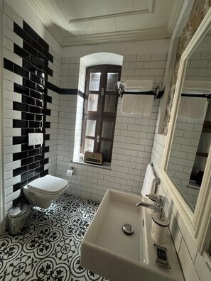 Dusj, hårføner, tøfler og håndklær