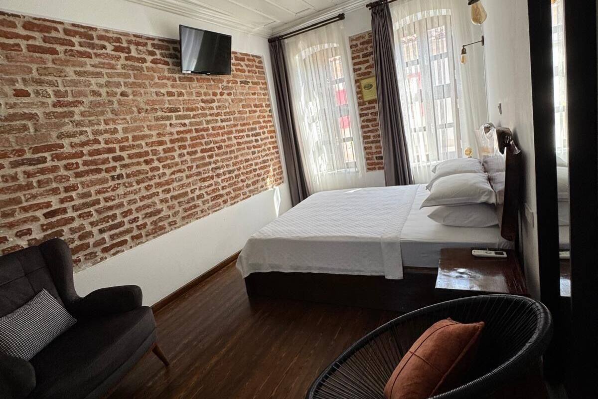 Dobbeltrom – deluxe, 1 queensize-seng, byutsikt | Wi-fi (inkludert)