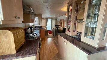 Cabin | Private kitchen | Fridge, microwave, oven, stovetop