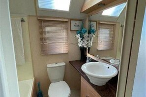 เคบิน | ห้องน้ำ | ฝักบัวในอ่างอาบน้ำ, อ่างอาบน้ำแบบแช่ตัว, ไดร์เป่าผม