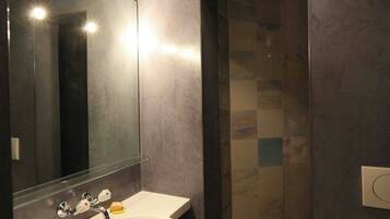 Suihku, hiustenkuivaaja, pyyhkeet, saippua