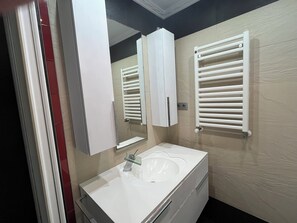 Sèche-cheveux, serviettes fournies, savon, papier toilette