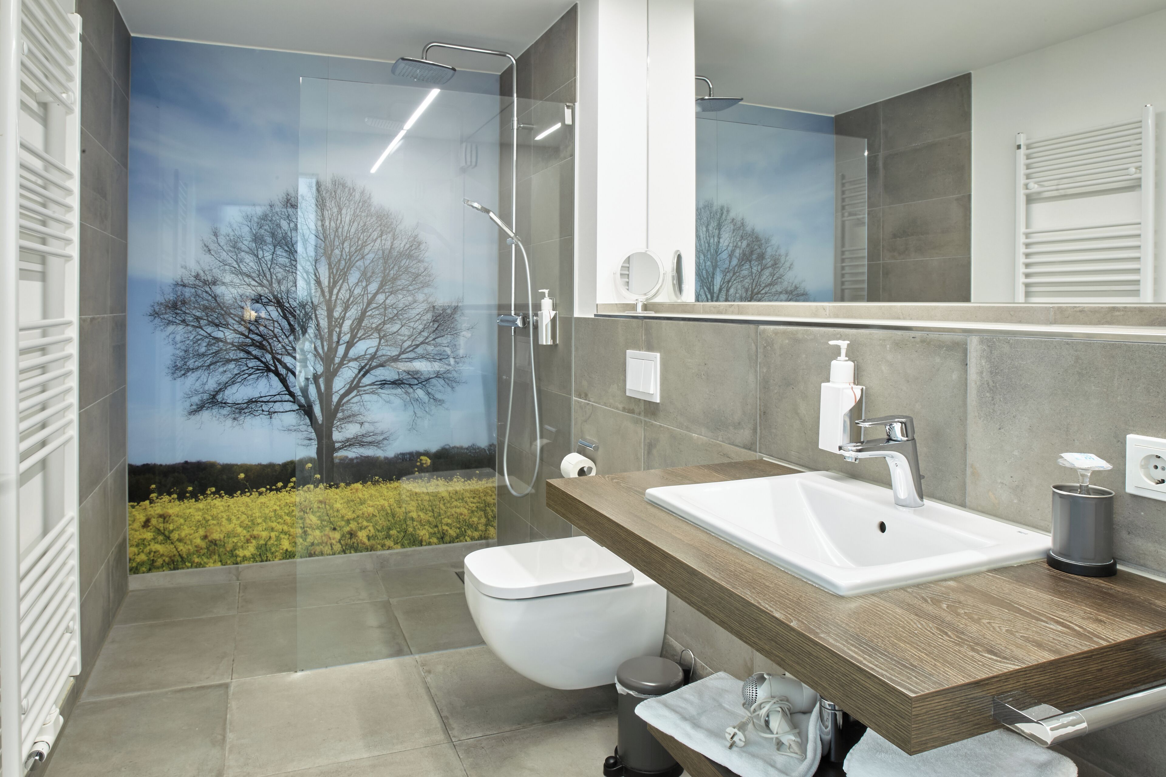 Un baño moderno con ducha, inodoro y lavabo.