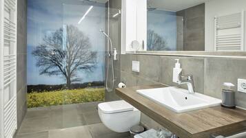 Un baño moderno con ducha, inodoro y lavabo.