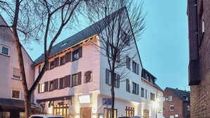 En tvåvåningsbyggnad med en skylt som visar att det finns en restaurang och en lekplats för barn.