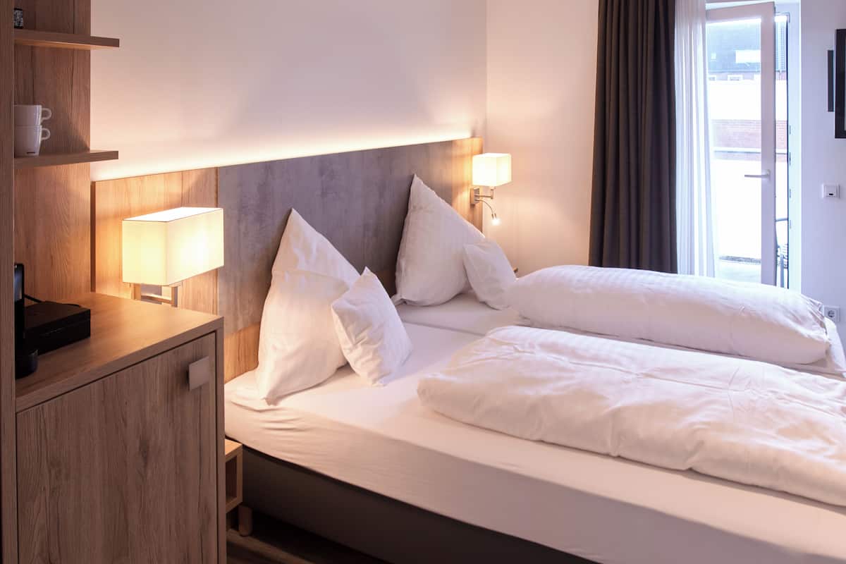 Comfort Double Room, Courtyard View | 1 bilik tidur, meja, kalis bunyi, Wi-fi percuma