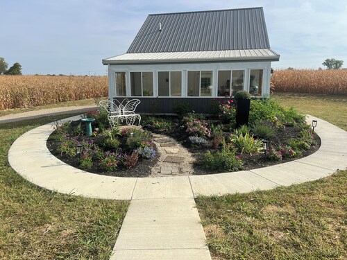 Cozy 1-bedroom open Cottage in Bellefontaine with Country View