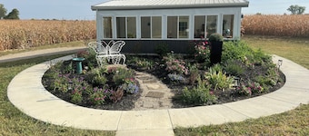 Cozy 1-bedroom open Cottage in Bellefontaine with Country View