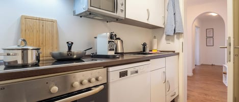 Réfrigérateur, micro-ondes, plaque de cuisson, lave-vaisselle