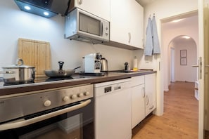 Réfrigérateur, micro-ondes, plaque de cuisson, lave-vaisselle