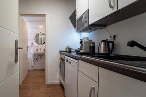 Geladeira, micro-ondas, cooktop, lava-louças