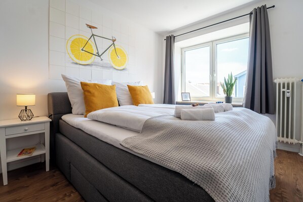 2 quartos, escrivaninha, ferros/tábuas de passar roupa