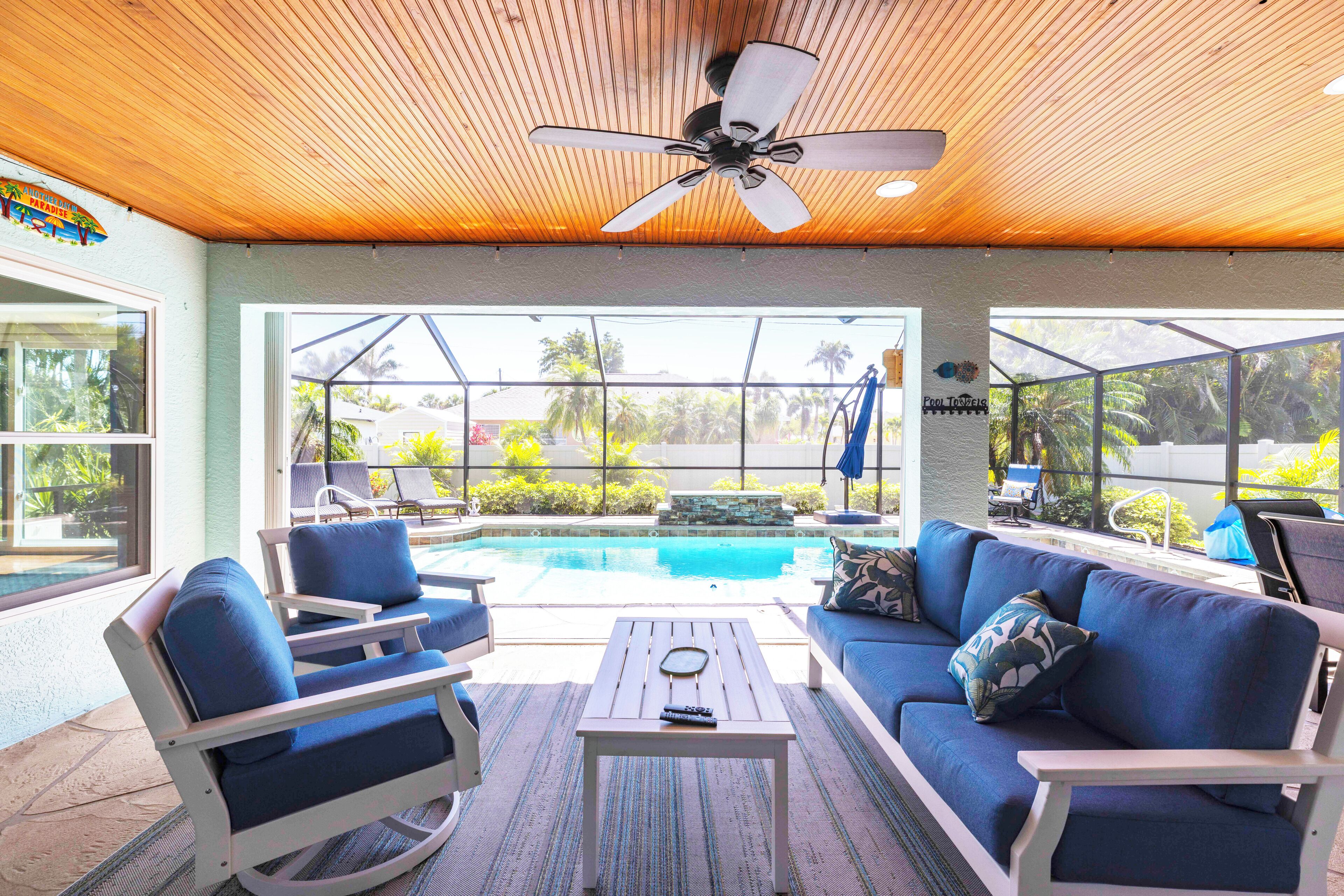 Een buitenzwembad en een verwarmd zwembad