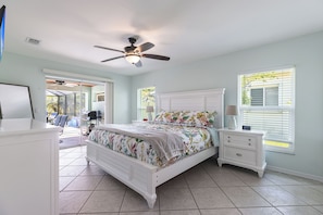 3 bedrooms, iron/ironing board, travel cot, free WiFi - GREAT LOCATION! Heated SALTWATER pool. (Cape Coral)
