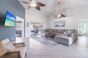 Smart TV, ping pong, printers - GREAT LOCATION! Heated SALTWATER pool. (Cape Coral)
