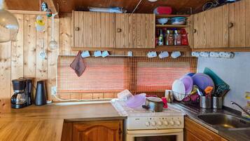 Fridge, oven, stovetop, coffee/tea maker